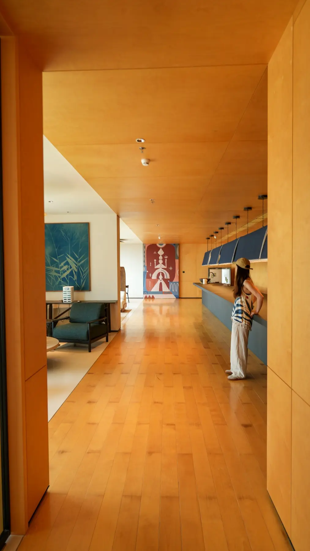 线下场地入口与展厅走廊